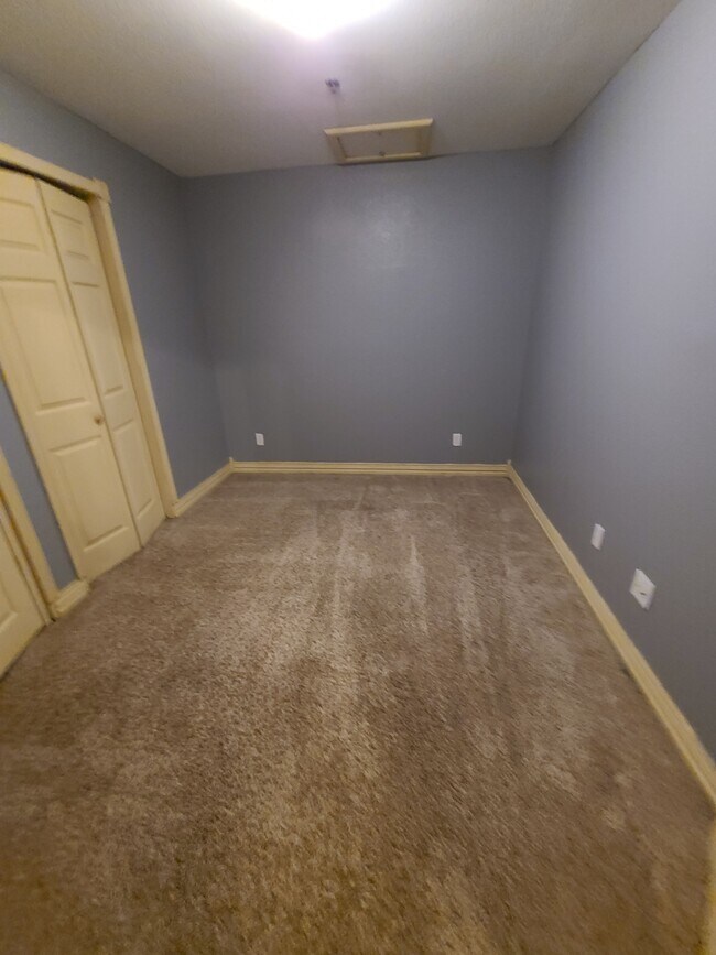 Bedroom 1 - 420 W Will Rogers Blvd