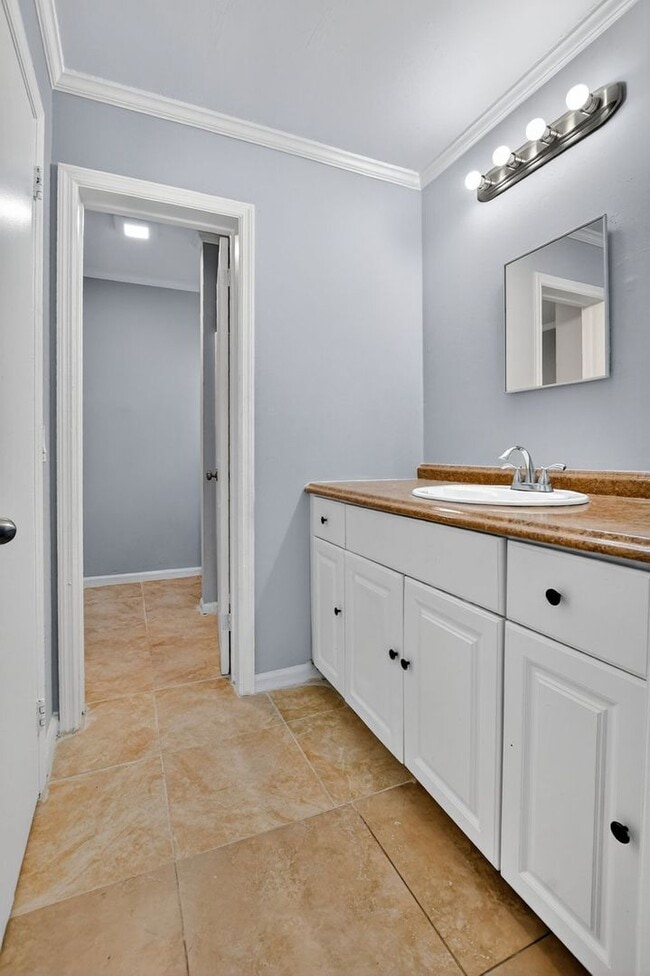 Building Photo - Beautiful 3/2 Available in the Heart of Boynton