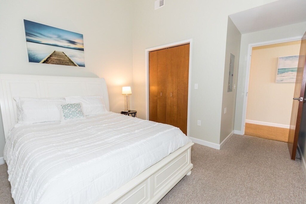 Building Photo - 401 W Shoreline Dr