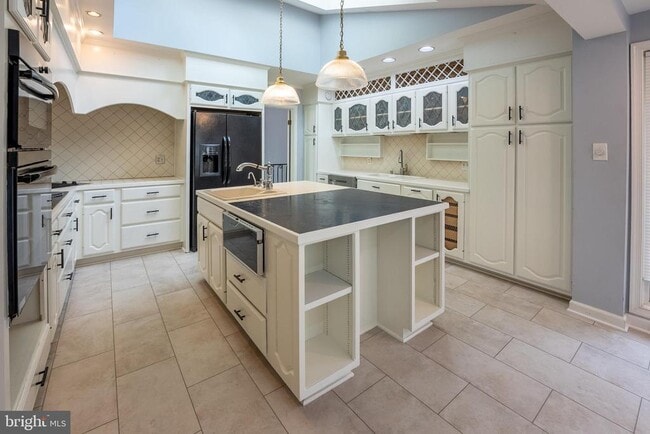 Building Photo - 6438 Woodville Dr