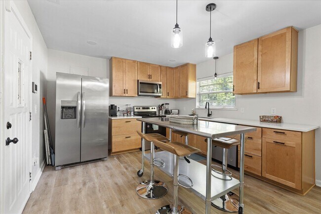 Building Photo - 2425 Bruce Ln