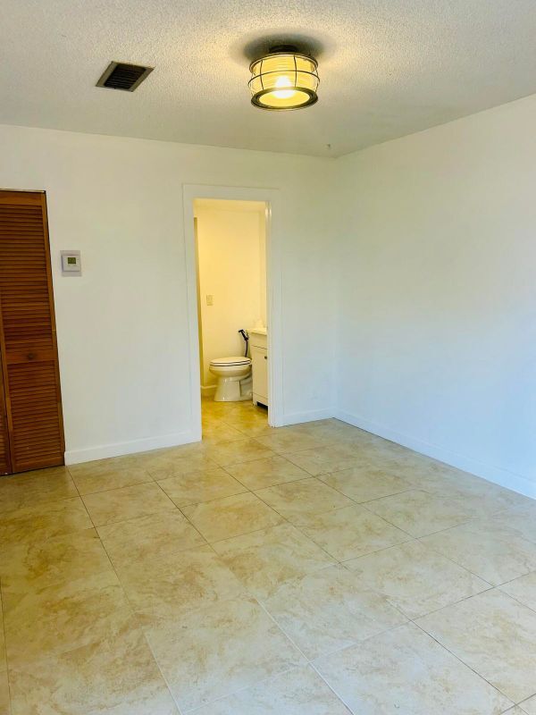 Building Photo - 31 Lake Arbor Dr