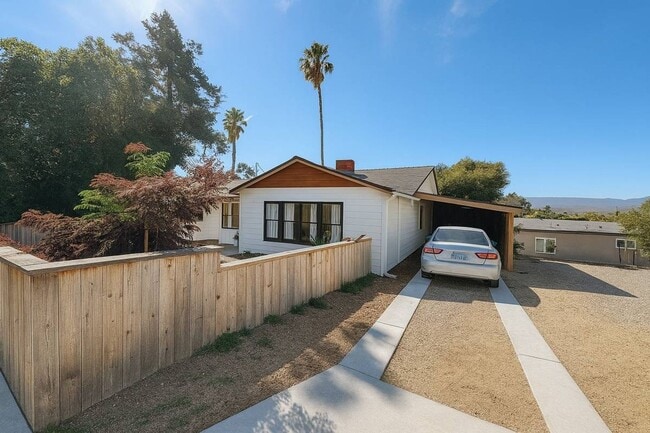Building Photo - Beautifully Remodeled 3 Bedroom 1 Bath House