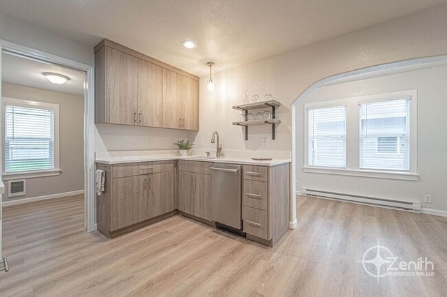 Building Photo - 2541 SW 6th Ave