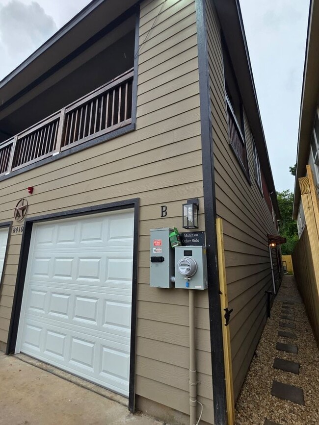 Building Photo - Stunning Duplex with Garage & Modern Finishes
