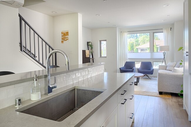 Building Photo - Impeccable Designer Townhome