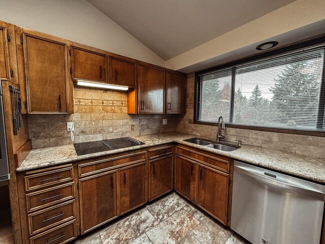 Building Photo - Elaborate 4 Bedroom 3 Bathroom Retreat in ...