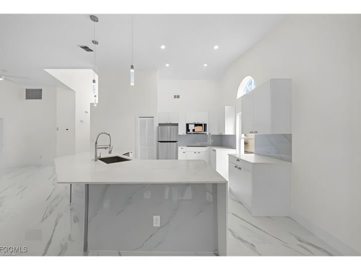 Building Photo - 3832 Sabal Springs Blvd