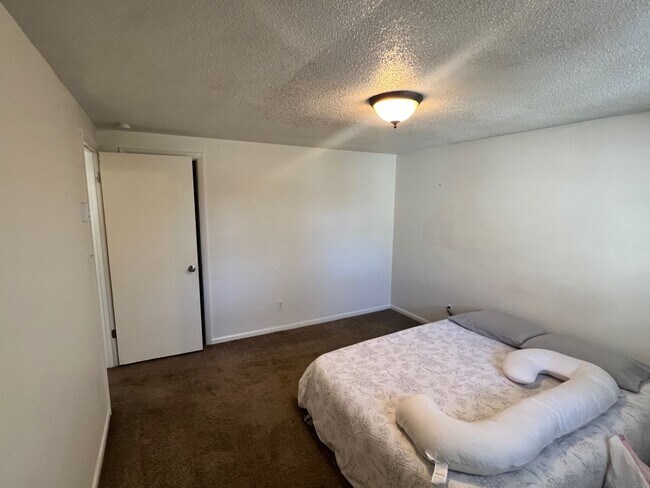 Building Photo - Hickory Street