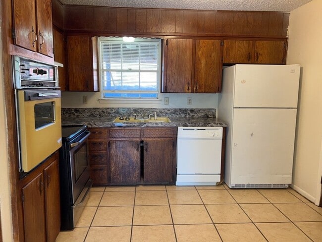Building Photo - 1605 S FM 116