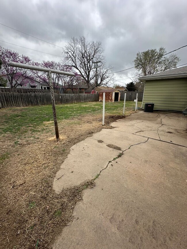Building Photo - 3 Bedroom, 1 Bathroom House with Carport