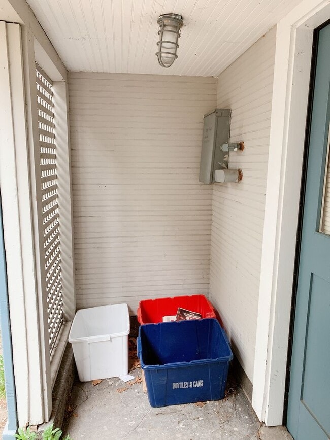 Building Photo - 1029 High St