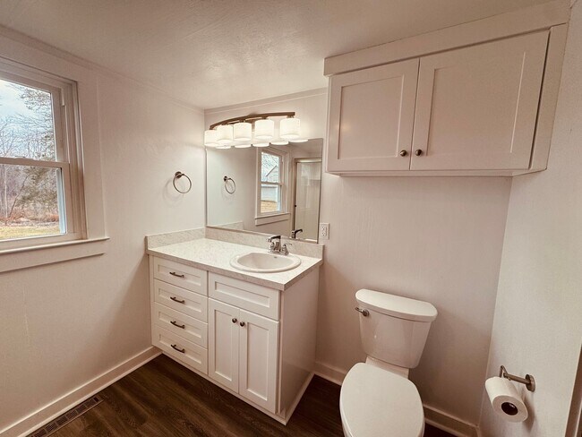 Building Photo - Adorable Home/Country setting