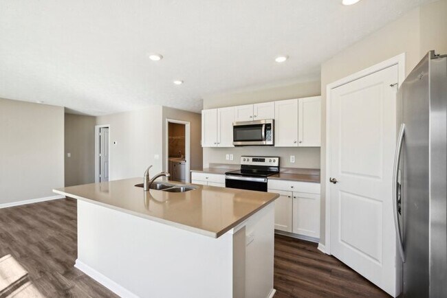 Building Photo - Fantastic 3bd/2ba home! Coming soon!