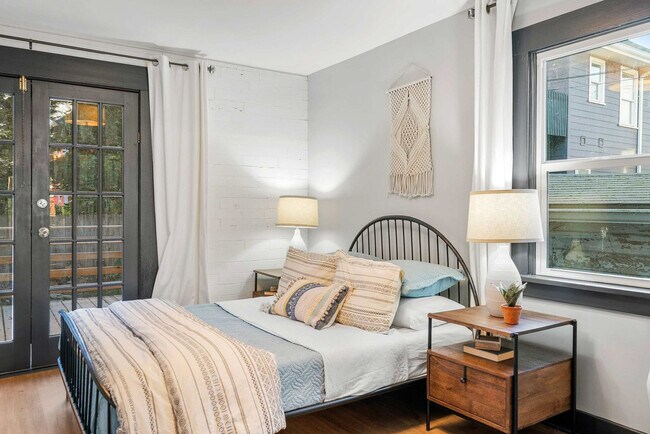 Building Photo - 3820 SE Belmont St