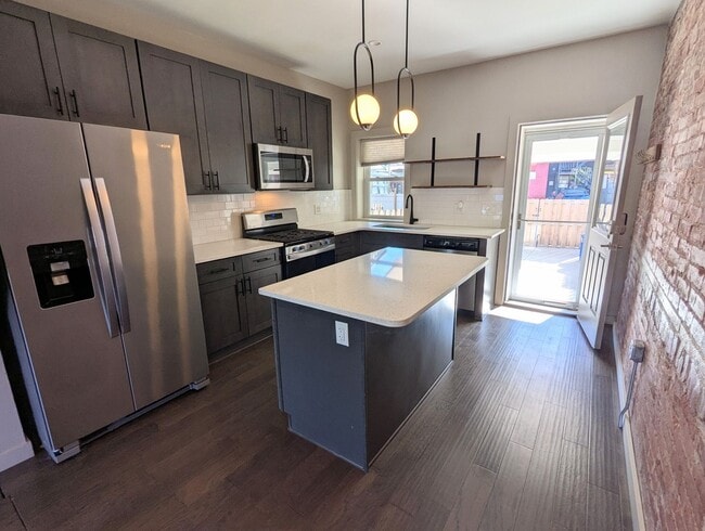 Building Photo - 3 Bedroom 2 Bathroom Single Family Home (L...