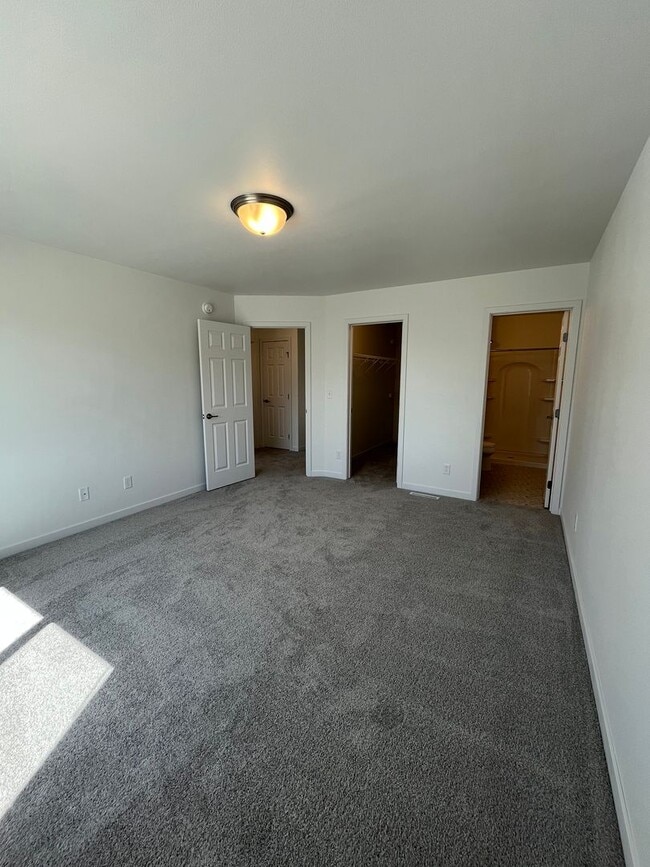 Building Photo - 3 Bed 3 Bath Townhome