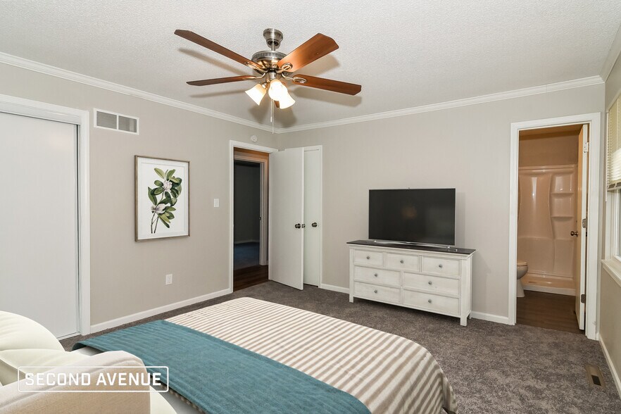 Building Photo - 716 SE Shamrock Ln