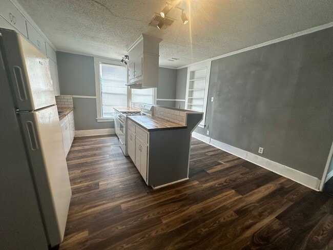 Building Photo - Gorgeous 3 bedroom Home In