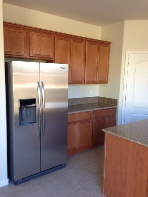 Building Photo - STUNNING 5 BEDROOM, 3 BATHROOM HOME WITH UPDATED KITCHEN AND BATHS! STAINLESS APPLIANCES AND GRAN...