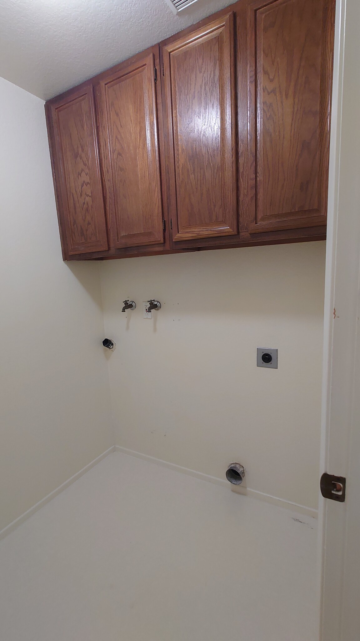 laundry room - 636 Montezuma Ct