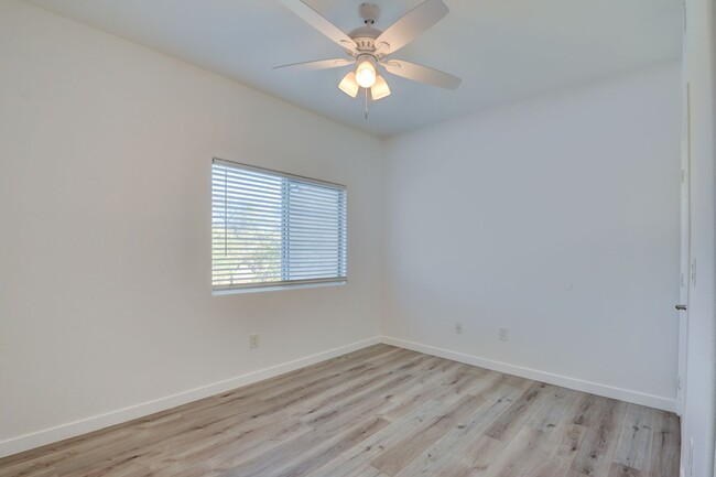 Building Photo - CLEAN, move in ready~GATED and super COMMU...