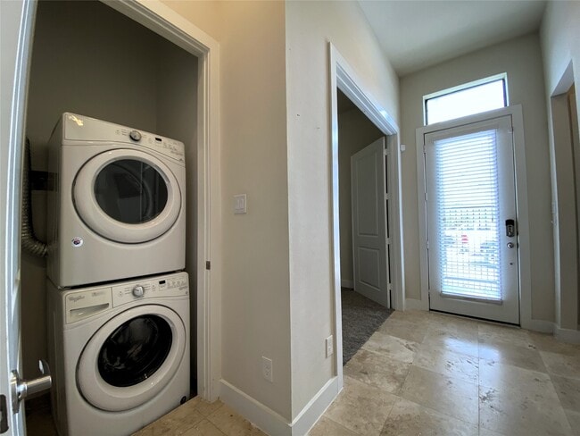 Building Photo - 74 N Hutcheson St