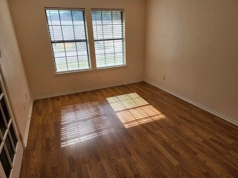 Building Photo - 2708 London Ct