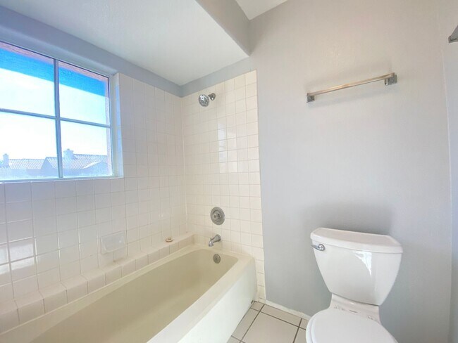 Building Photo - FANTASTIC SINGLE-FAMILY HOUSE WITH 4 BEDROOMS