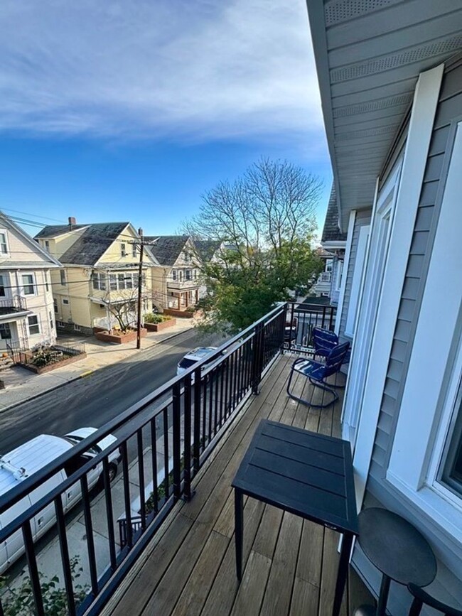 Building Photo - Spacious 3 Bed 2.5 Bath with Parking!