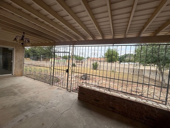 Building Photo - 1002 Av. Manana