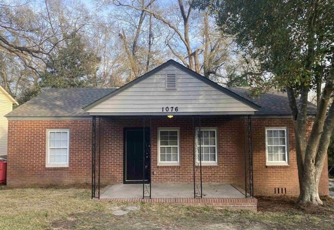 Primary Photo - 1076 Carlisle Ave