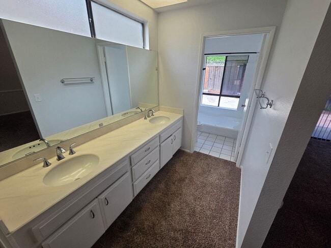 Building Photo - Stunning Via Verde home!