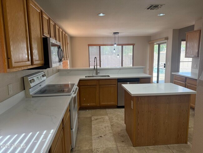 Building Photo - 1266 W Kingbird Dr