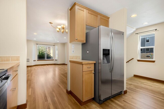 Building Photo - 3 bedroom/ 2.5 bathroom townhouse in Licton Springs