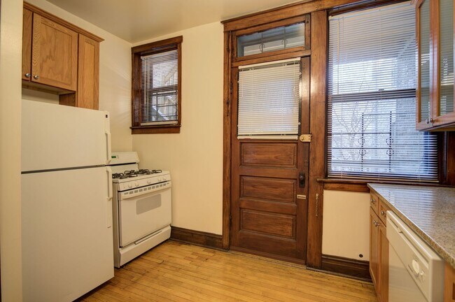 Building Photo - 1336 W Waveland Ave