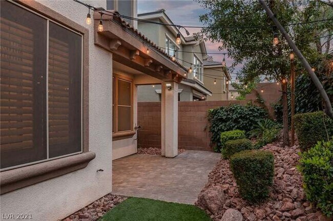 Building Photo - Stunning 3-bedroom, 2.5-bathroom home loca...