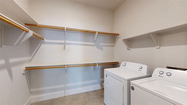 Building Photo - 305 W 27th St