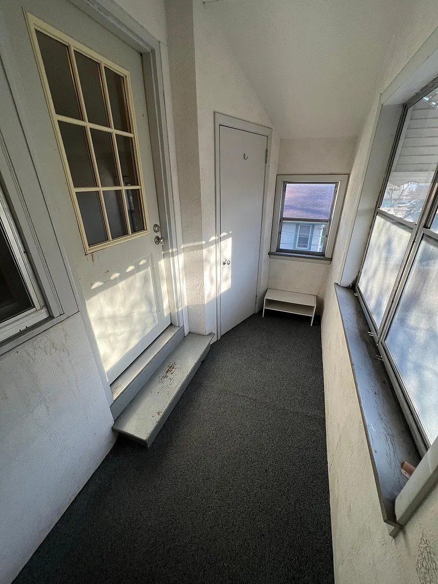 Entryway - 2424 5th Street NE