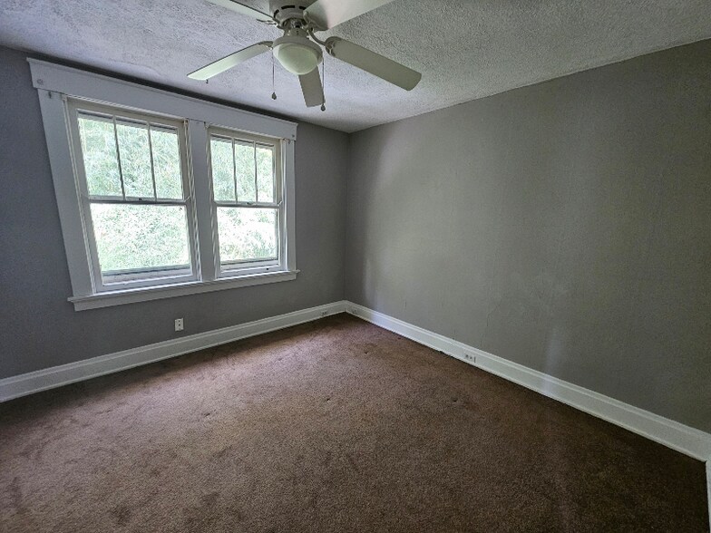 Building Photo - 2025 New Linden Rd