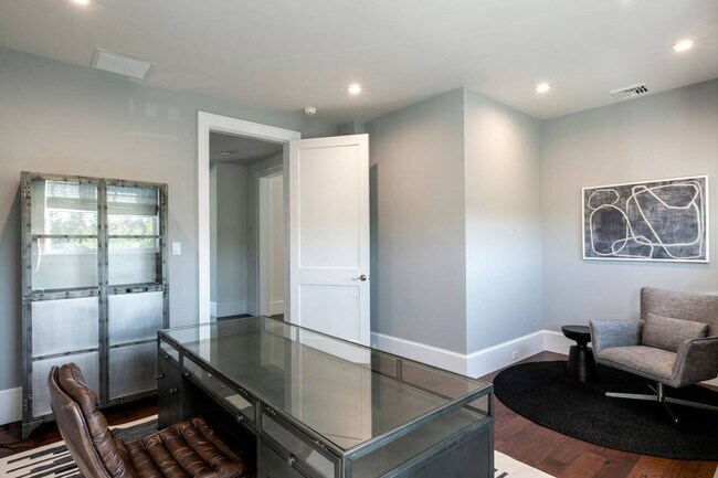 Building Photo - 127 Greenleaf Ln