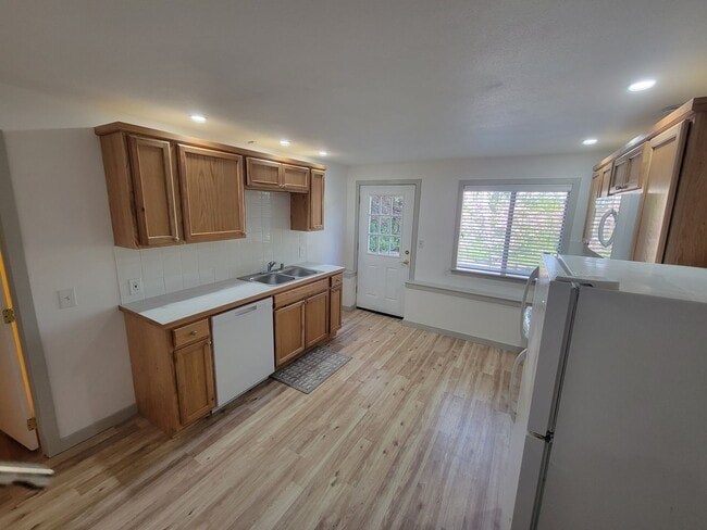 Building Photo - Spacious, Basement One Bedroom with Private Entry! Port Orchard - Available Now!