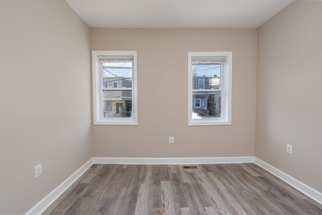 Building Photo - Newly Renovated 2 Bedroom Rowhome