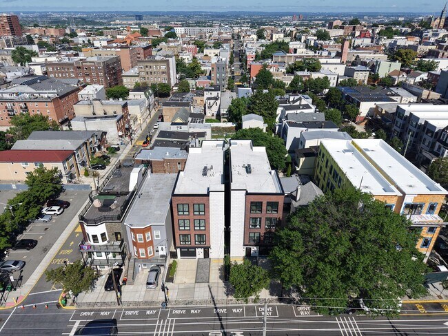 Building Photo - 905 Palisade Ave