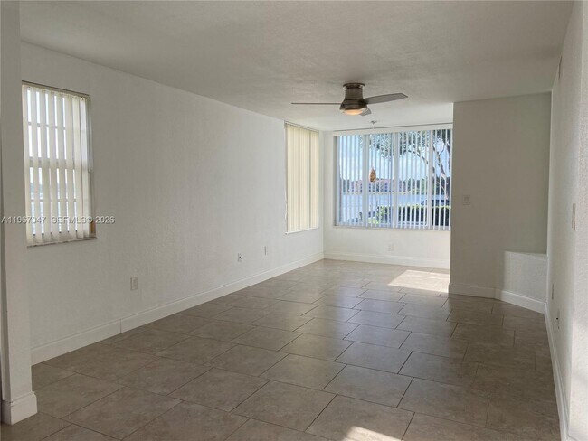 Building Photo - 2841 N Oakland Forest Dr