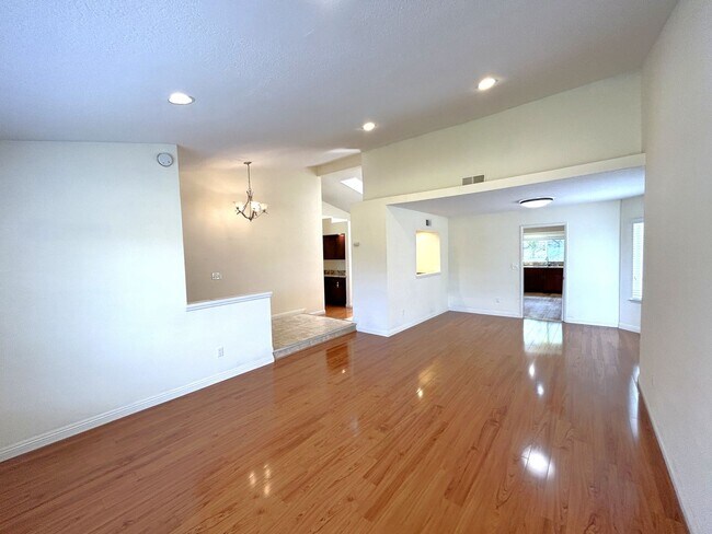 Building Photo - 904 Sky Meadow Pl