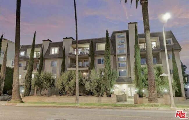 Building Photo - 439 N Doheny Dr