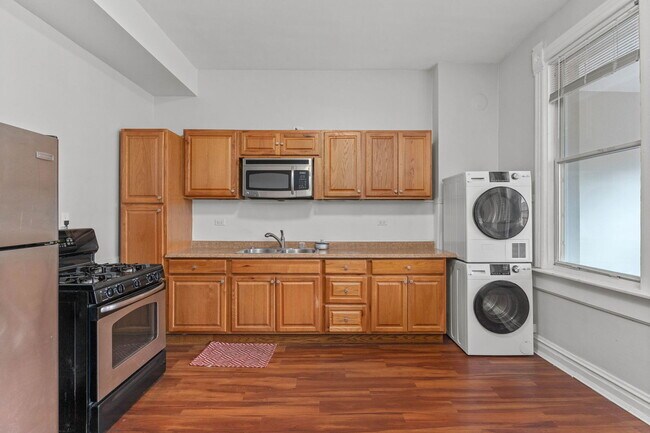 Building Photo - 2139 W Chicago Ave