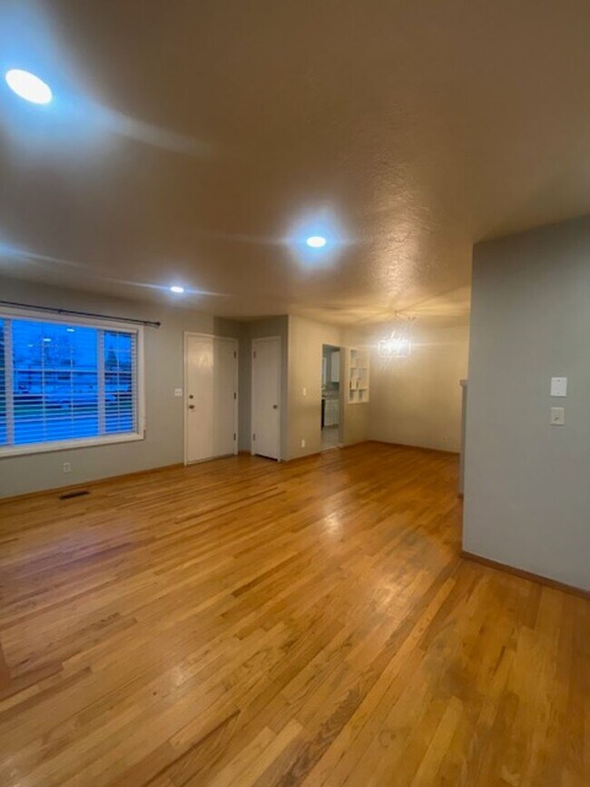 Building Photo - 515 E Elmore St