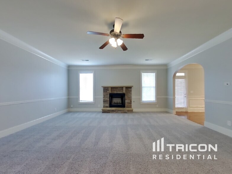 Building Photo - 4627 Town Manor Dr